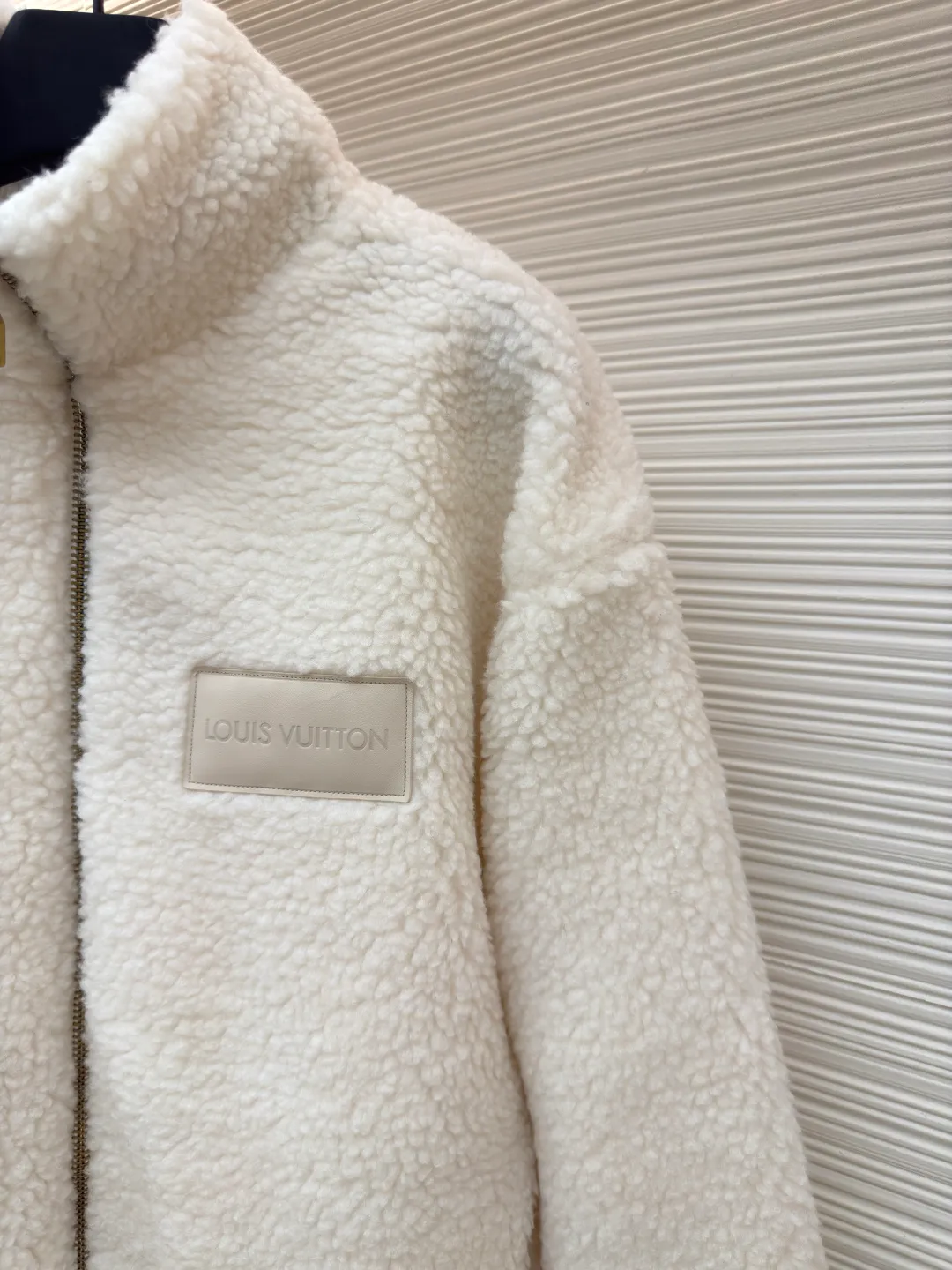 LOUIS VUITTON Teddy sheep wool blended suede tunic jacket ●Authentic product: Purchased and developed by 16841 ●Item number: 1680679-B70 ●Fabric: Lamb wool fabric ●Technology: Positioned cutting machine ●Version: Fitted version ●Weight: about 865 grams ●Size: S-M-L-XL ●Description: Made of high-quality lamb wool fabric, the fluff is fine and soft, rich to the touch, the fluff is tight and even, not easy to shed, ensuring the quality and durability of the jacket; the collar adopts a stand-up collar design, which has been treated with special technology to be stiff and stylish, which can protect the neck from cold wind; the brand on the zipper head The logo is exquisite and compact, adding to the beauty of the details; the brand leather patch on the left chest is made of high-quality material, and the embossed brand logo is clear and three-dimensional, with full texture, which enhances the recognition and high-end sense of the jacket; during the sewing process, the stitches are fine and even, especially the splicing of the lamb wool fabric, which is smooth and firm. The overall wiring is straight and delicate, the fabric is comfortable and soft, and the color is consistent without color difference. It can be matched with the same style to create a fashionable look and control various occasions. Customized accessories, complete with three standards, same style for men and women!